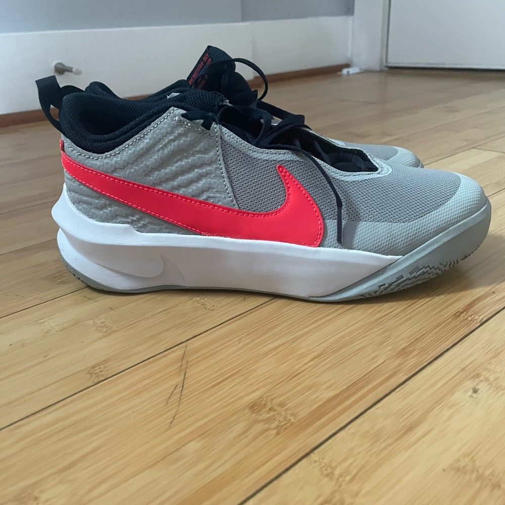 Size 7Y nike basketball shoes